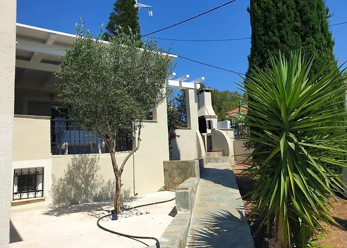 Studio With Sea View Enclosed Garden And Wifi At Porto Heli