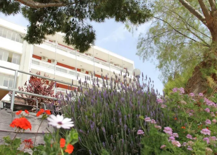Agioi Theodoroi (Corinthia) Hotels