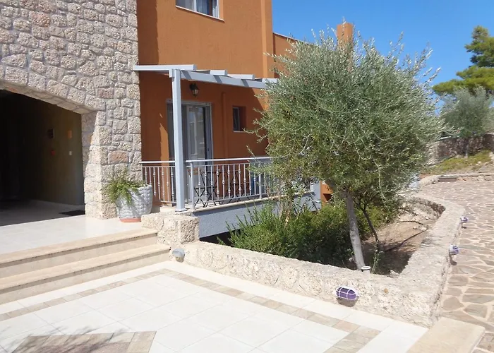 Porto Heli hotels near Halieis