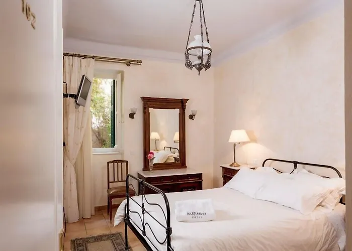 Nafplio hotels near Five Brothers